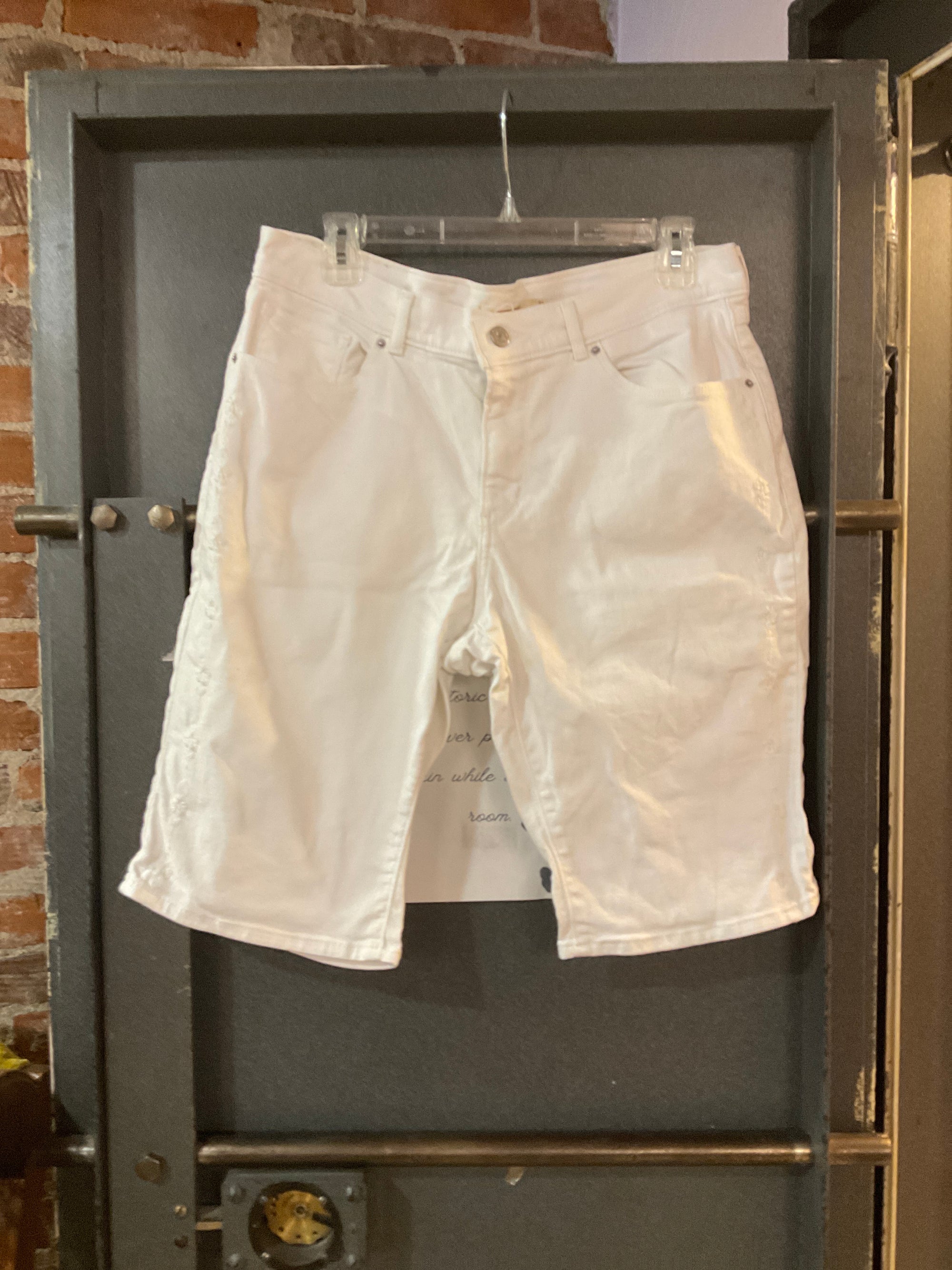 WHITE LEVI SHORTS 10