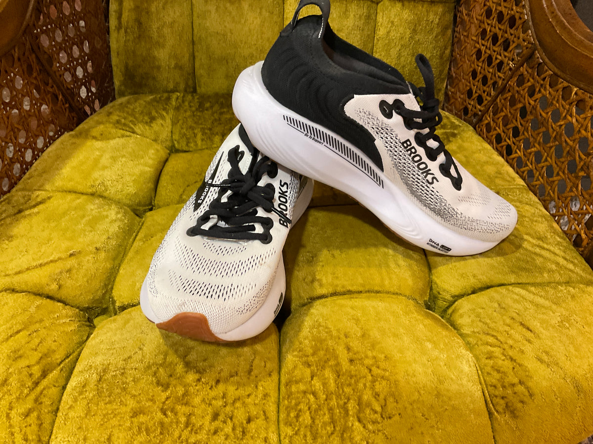 WHITE/BLACK BROOKS SHOE 9