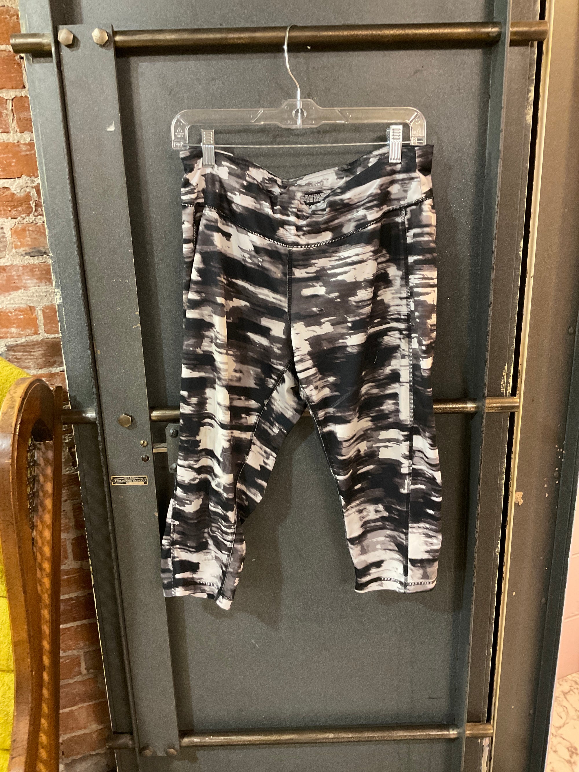 BLACK/WHITE PATTERN TEK LEGGINGS L