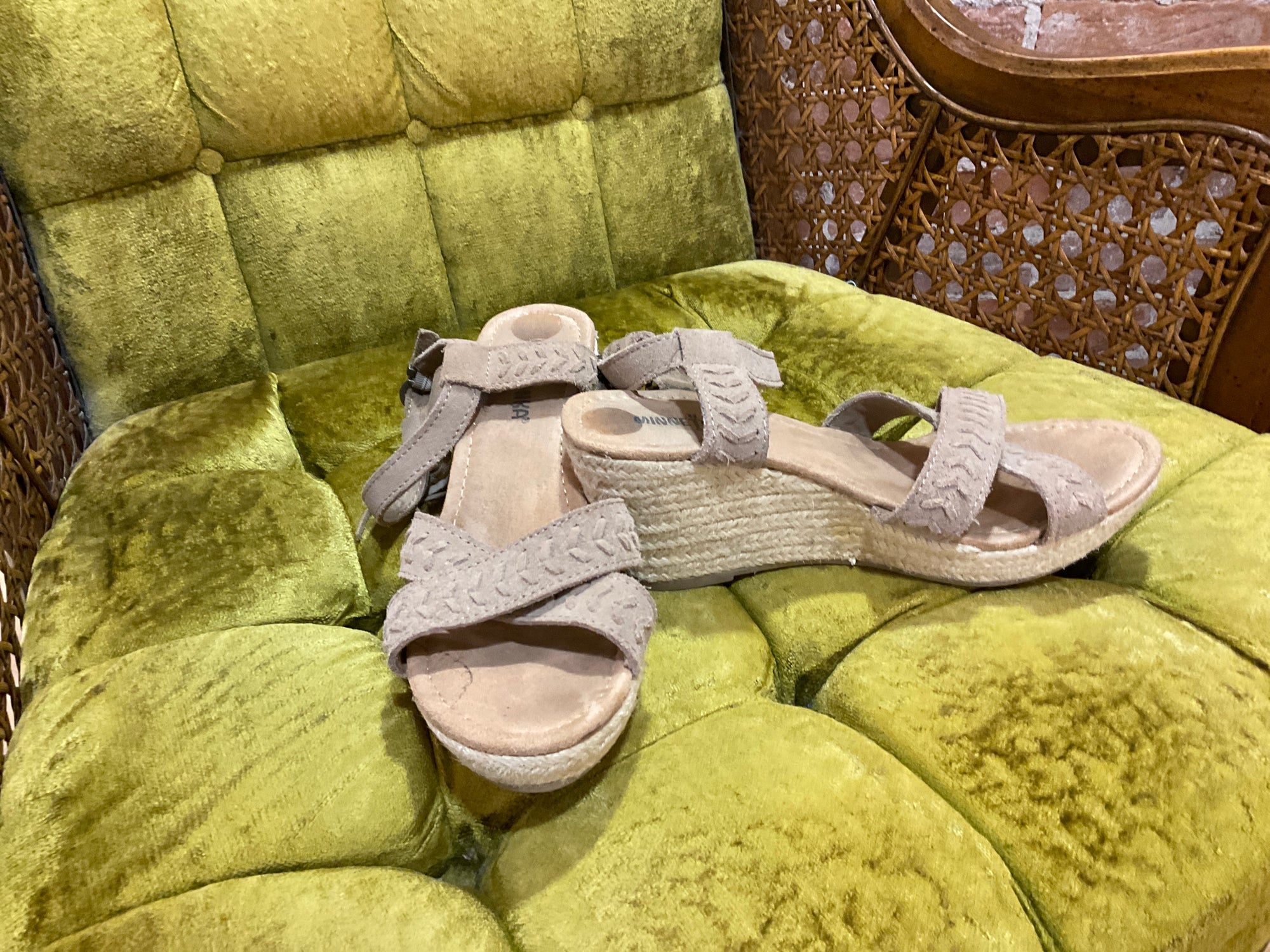 brwn MINNETONKA WEDGE 9
