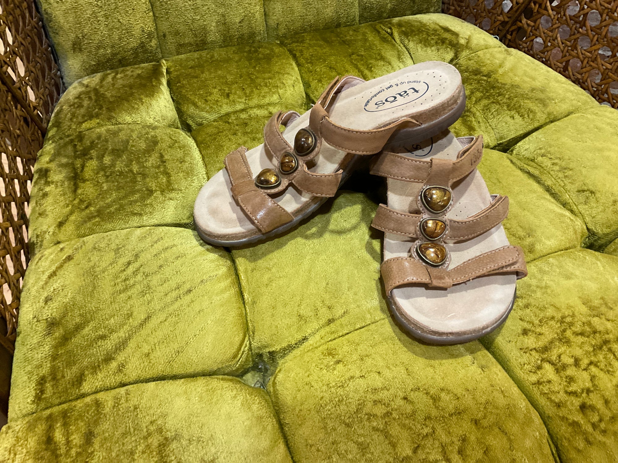 BROWN TAOS SANDAL 6