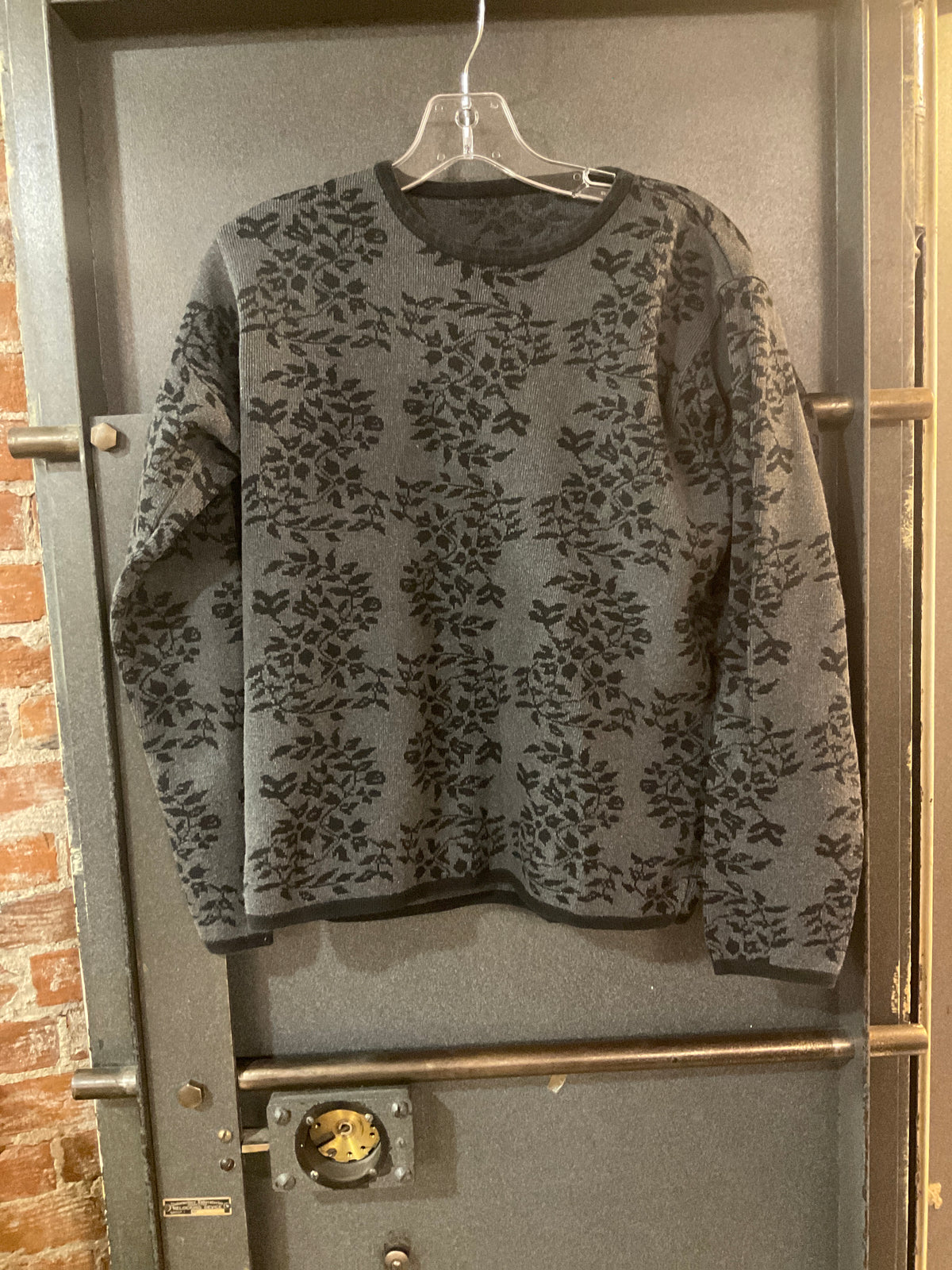 BLACK/GREY PATTERN UNKNOWN SWEATER S