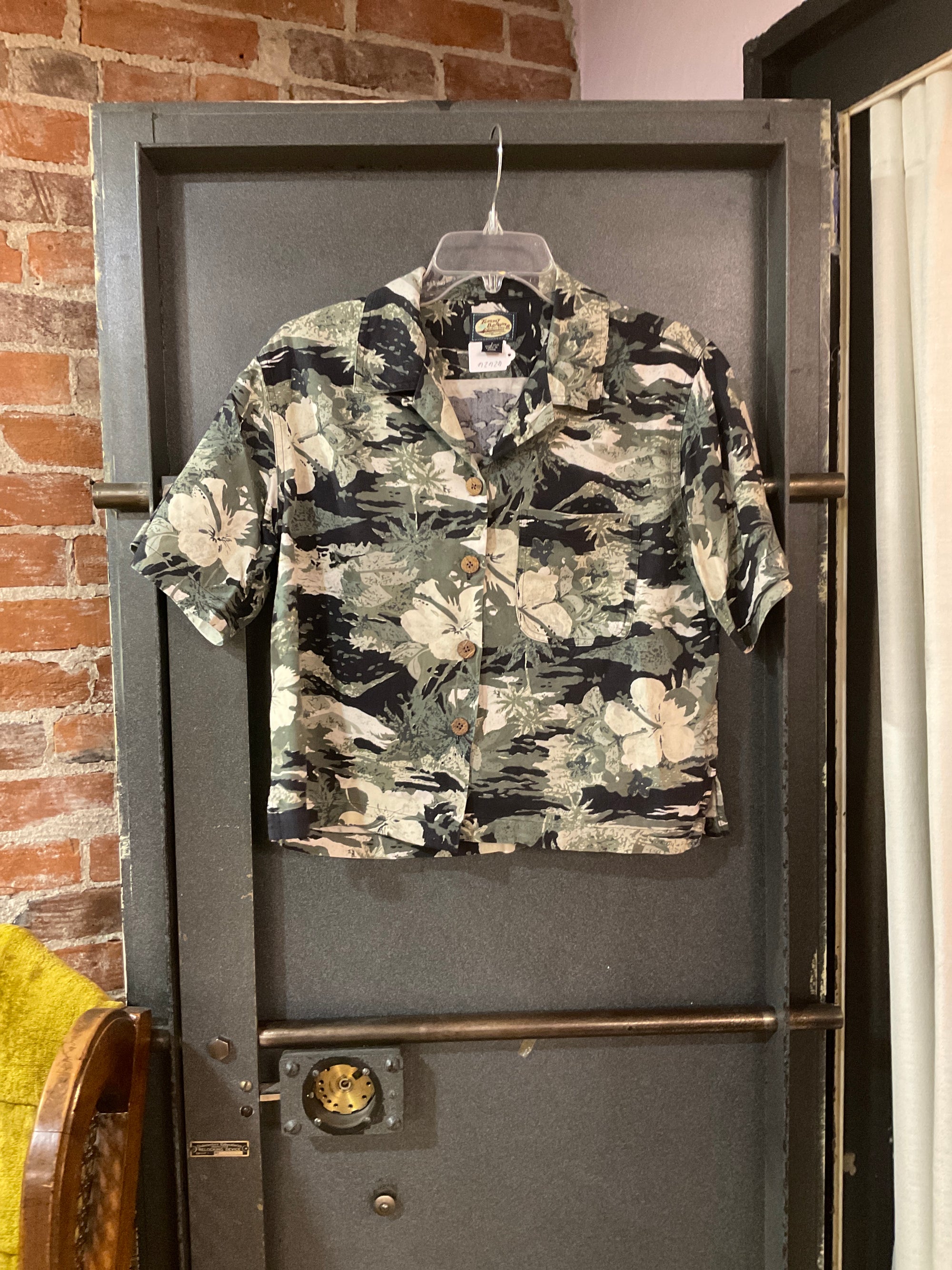 GREEN/BLACK PATTERN TOMMY BAHAMA SHORT SLEEVE SHIRT S