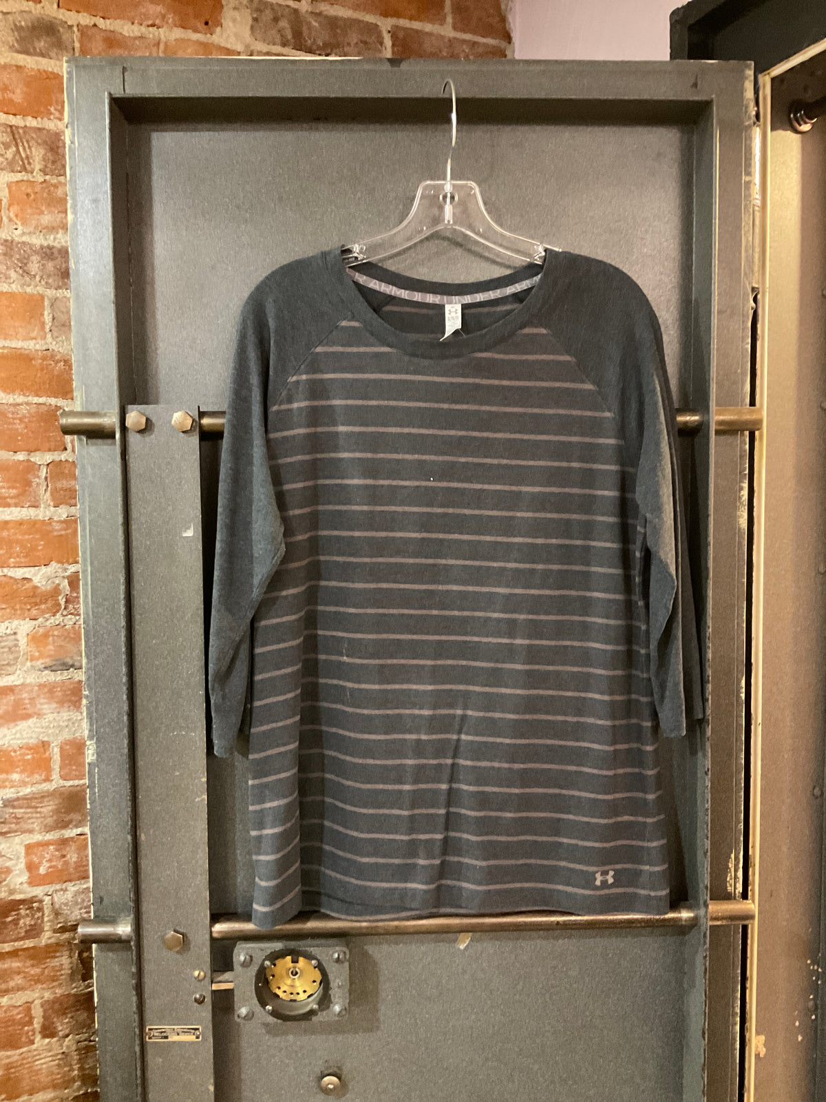 GREY/BROWN STRIPE UNDER ARMOUR FITTED XL