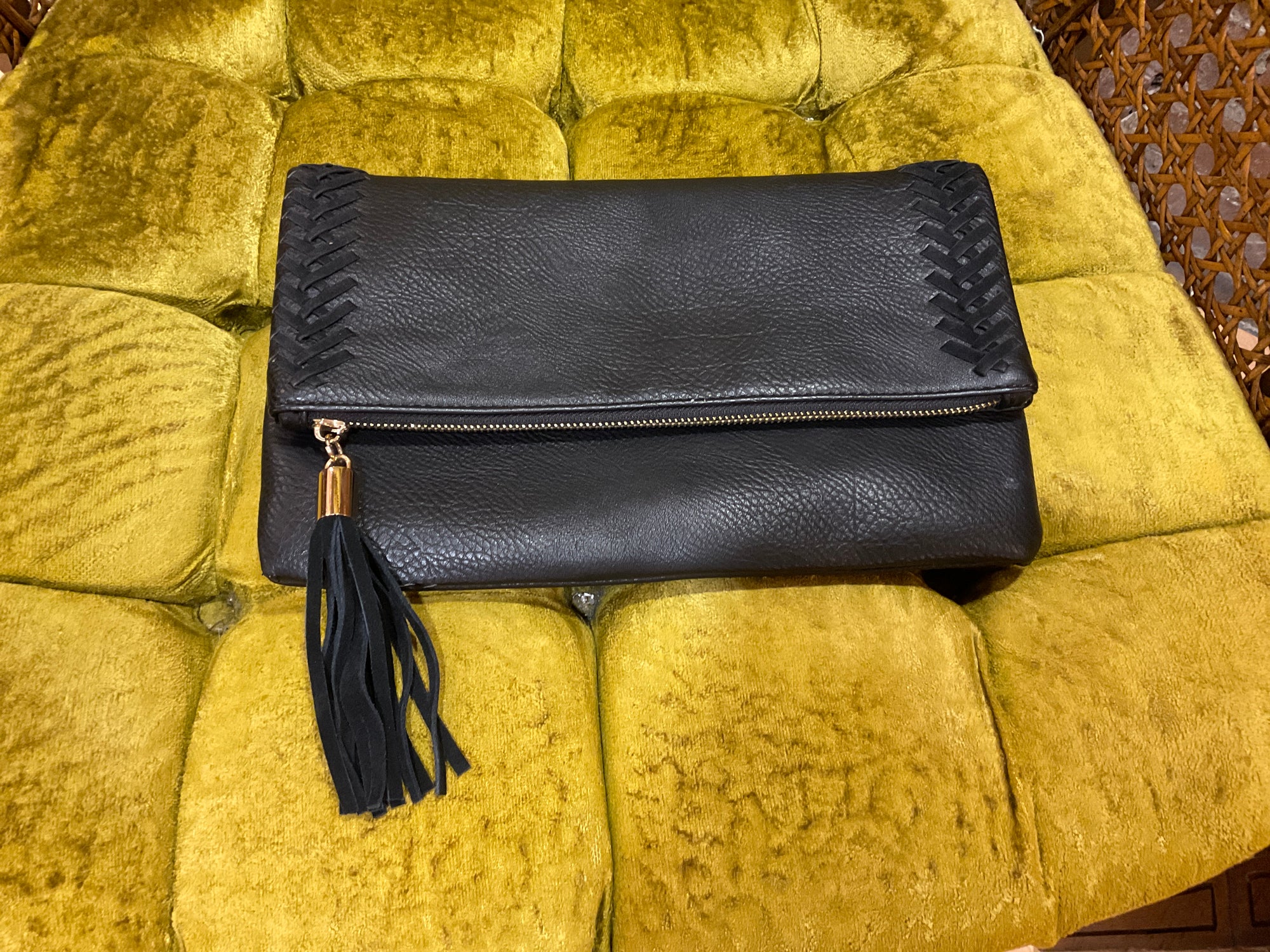 BLACK UNKNOWN BAG WITH GOLD CHAIN