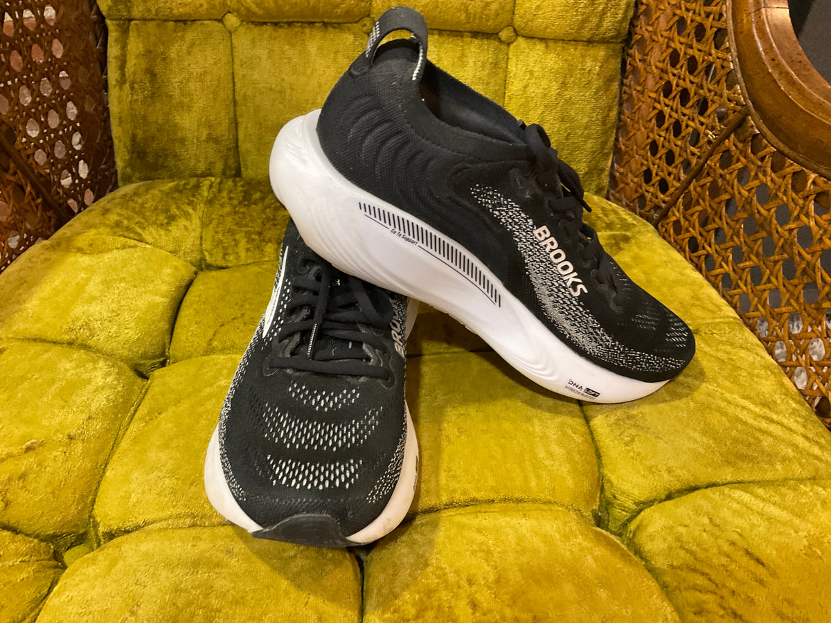 BLACK BROOKS SHOE 9