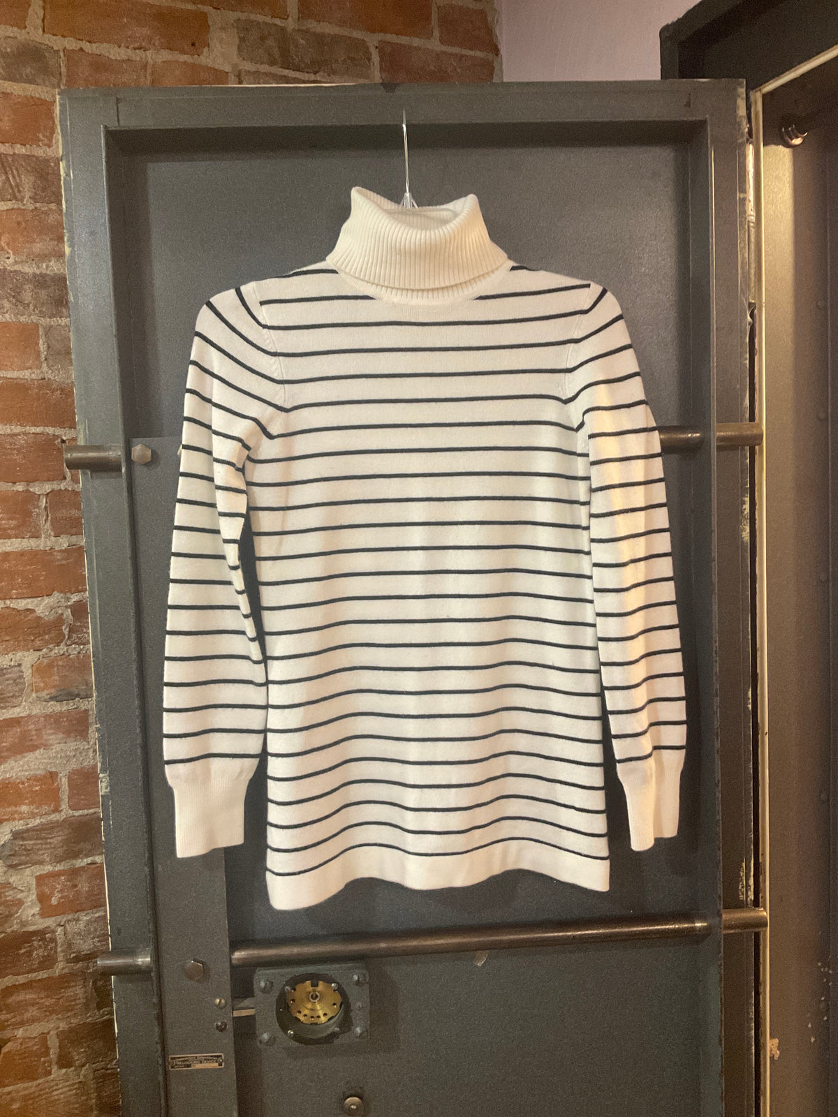 BLACK/WHITE STRIPE FRENCH CONNECTION TURTLENECK SWEATER S