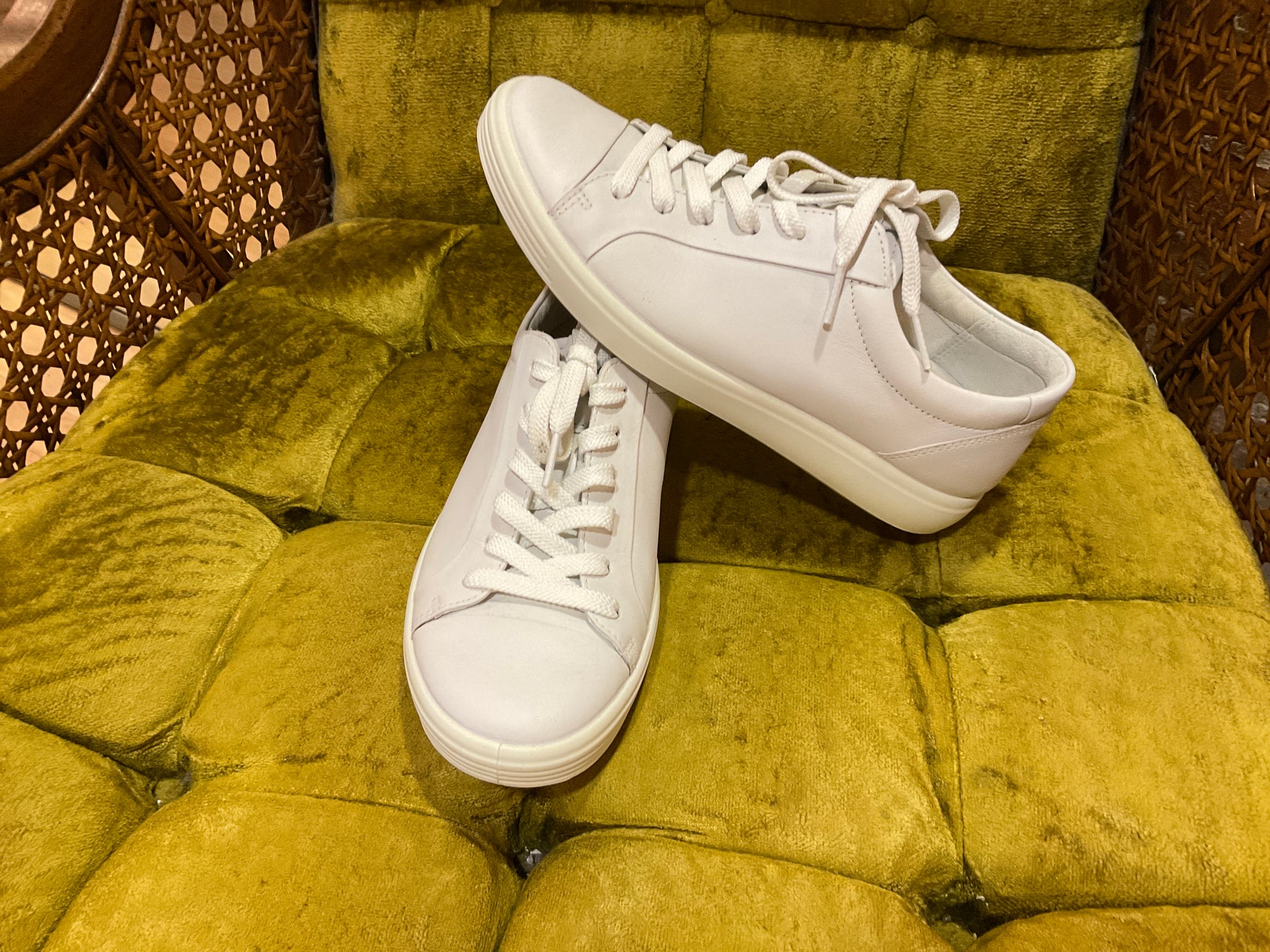 WHITE ECCO SHOE 7