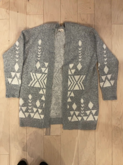 GRY WHT BECOOL MID LENGTH PATTERNED WHITE AND GREY CARDIGAN S/M