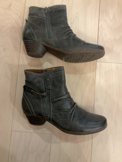 {{ClientCode}} BLACK COBB HILL ANKLE BOOTS, 7